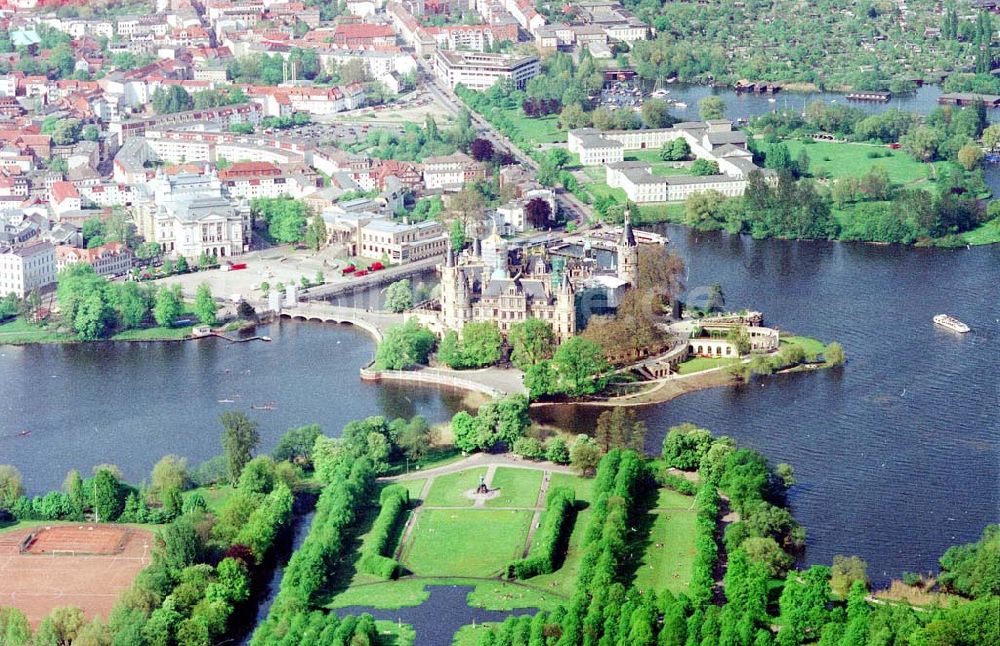 Schwerin / Mecklenburg - Vorpommern aus der Vogelperspektive: Park- und Schloßanlage Schloß Schwerin.