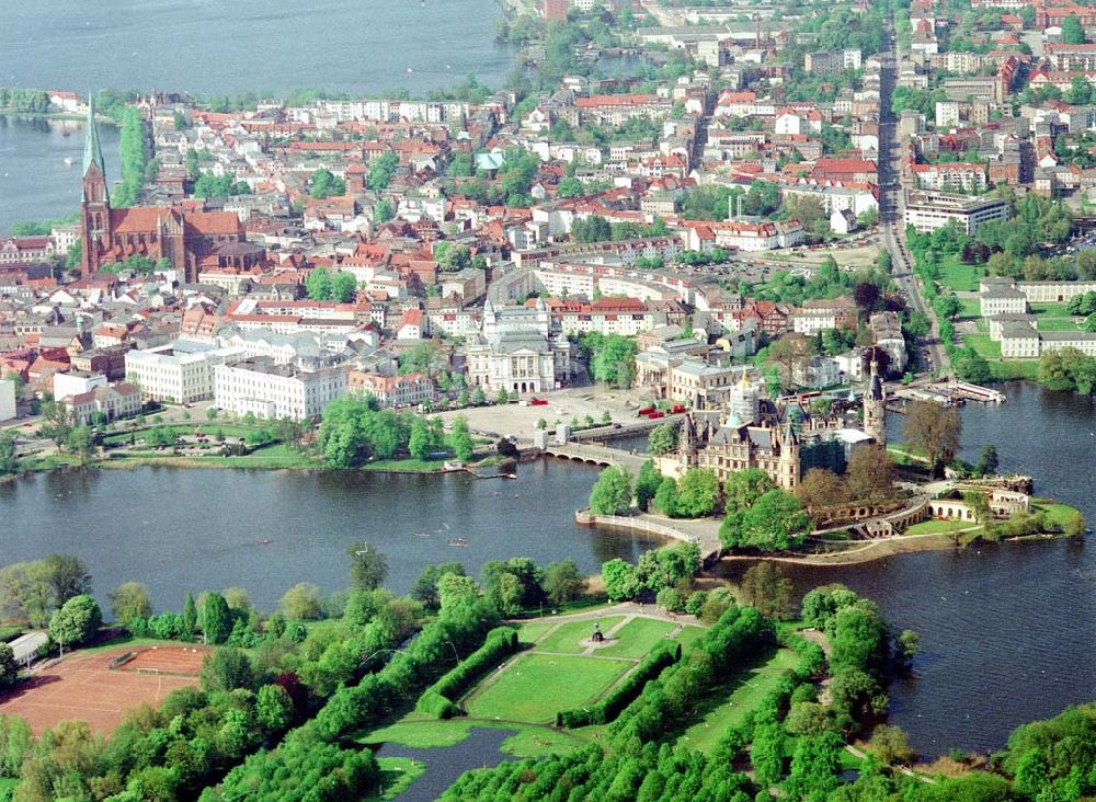 Luftbild Schwerin / Mecklenburg - Vorpommern - Park- und Schloßanlage Schloß Schwerin.