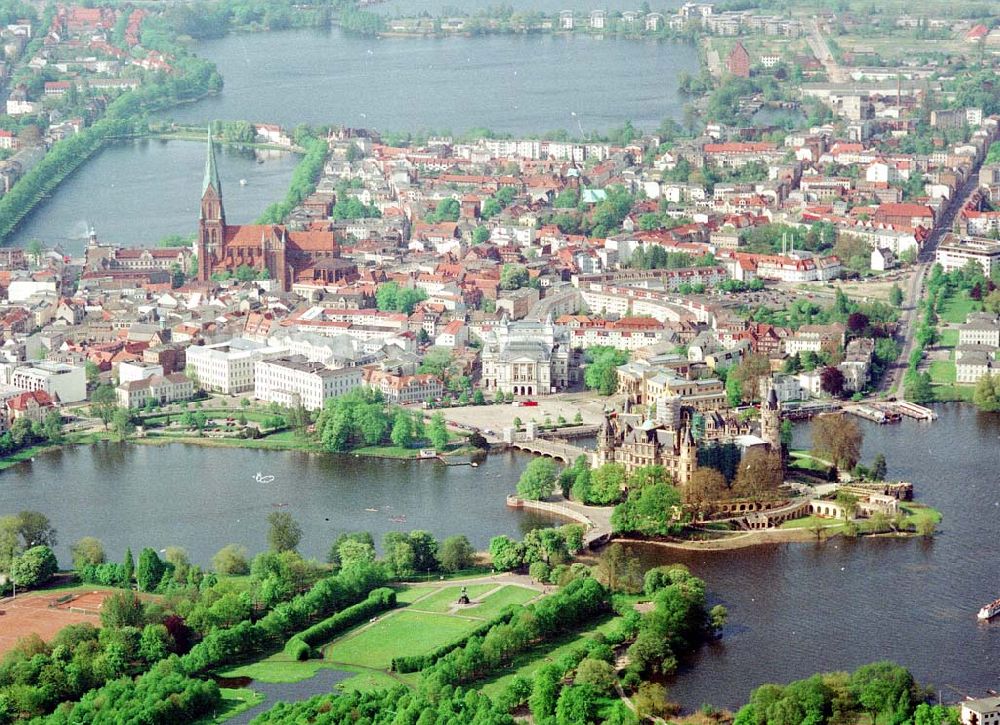 Schwerin / Mecklenburg - Vorpommern von oben - Park- und Schloßanlage Schloß Schwerin.