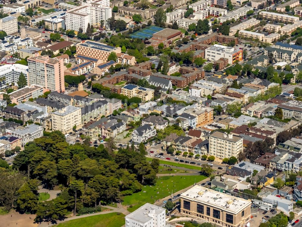 San Francisco von oben - Parkanlage Alamo Square Playground an der Steiner St in San Francisco in Kalifornien, USA