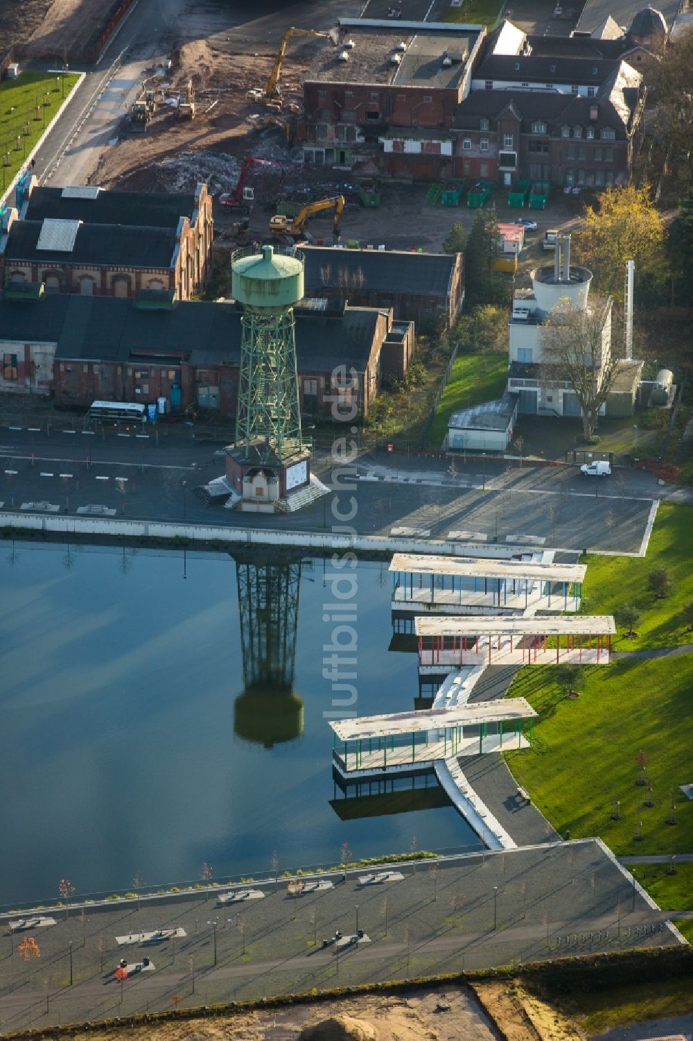 Dinslaken von oben - Parkanlage Bergpark, Bergsee und Wasserturm am geplanten Kreativ-Quartier Lohberg in Dinslaken im Bundesland Nordrhein-Westfalen