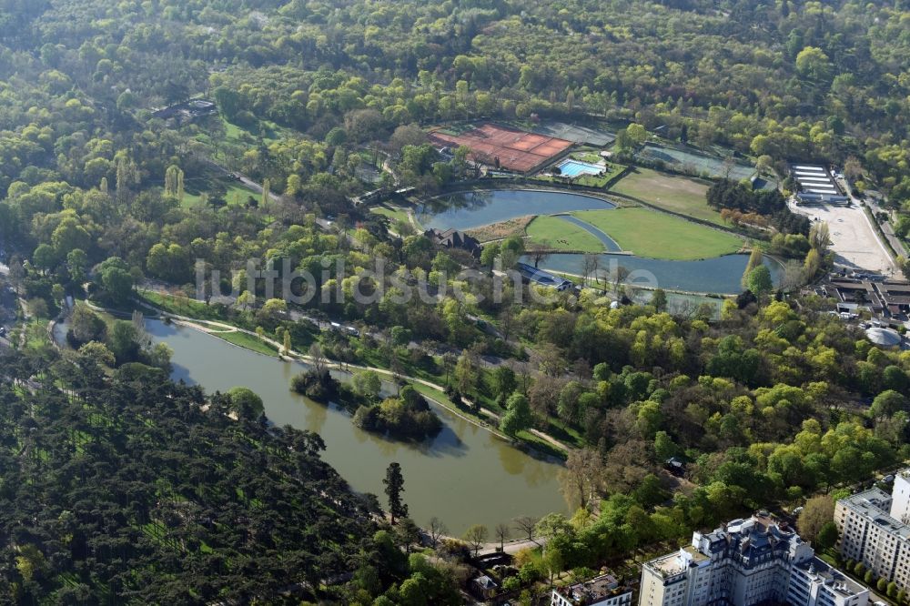 Paris aus der Vogelperspektive: Parkanlage Bois de Boulogne mit Sportanlagen im Westen der Innenstadt von Paris in Ile-de-France, Frankreich