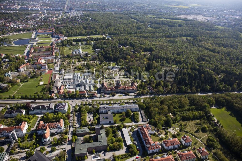 Luftaufnahme München - Parkanlage Botanische Staatssammlung und Botanischer Garten entlang der Menzinger Straße im Ortsteil Neuhausen-Nymphenburg in München im Bundesland Bayern, Deutschland