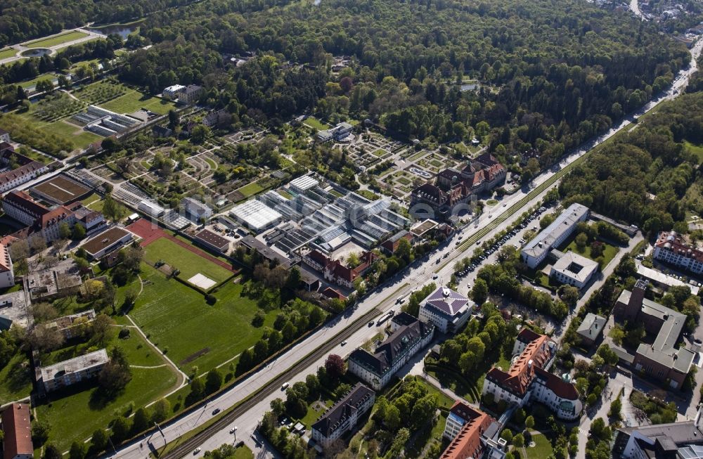 München von oben - Parkanlage Botanische Staatssammlung und Botanischer Garten entlang der Menzinger Straße im Ortsteil Neuhausen-Nymphenburg in München im Bundesland Bayern, Deutschland