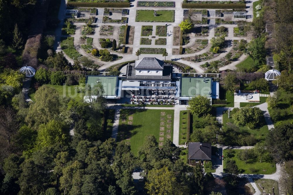 München von oben - Parkanlage Botanische Staatssammlung und Botanischer Garten entlang der Menzinger Straße im Ortsteil Neuhausen-Nymphenburg in München im Bundesland Bayern, Deutschland