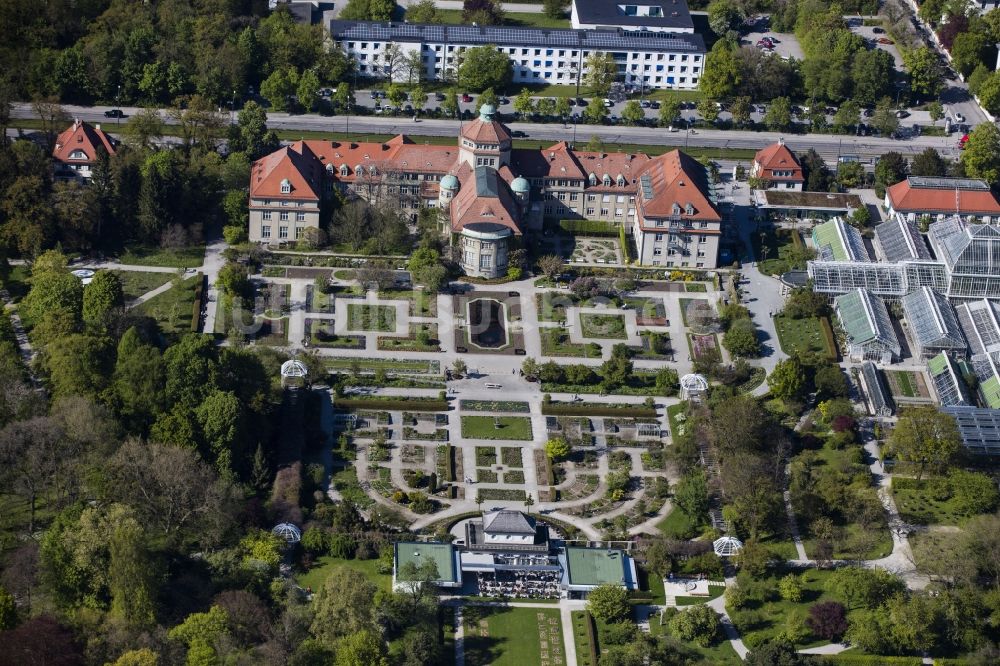 München von oben - Parkanlage Botanische Staatssammlung und Botanischer Garten entlang der Menzinger Straße im Ortsteil Neuhausen-Nymphenburg in München im Bundesland Bayern, Deutschland