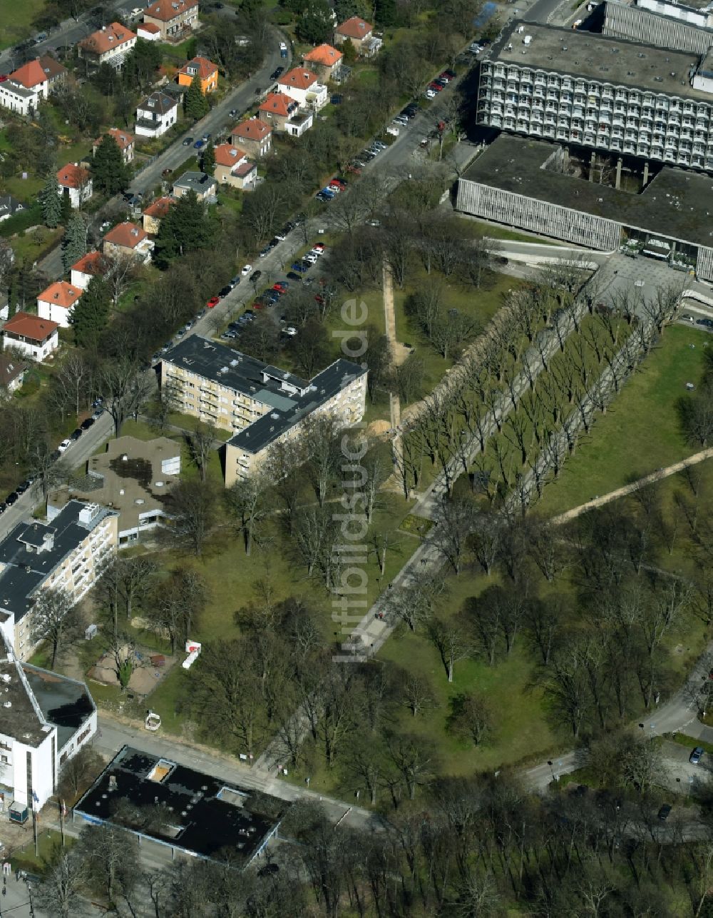 Berlin von oben - Parkanlage im Charite - Campus Benjamin in Berlin