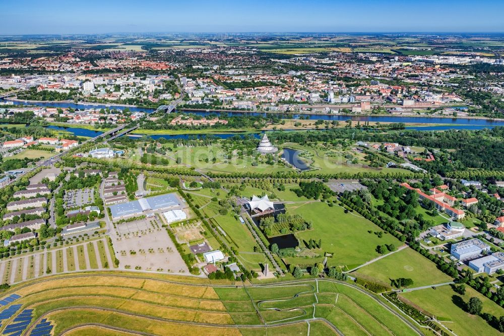 Magdeburg von oben - Parkanlage Elbauenpark in Magdeburg im Bundesland Sachsen-Anhalt, Deutschland