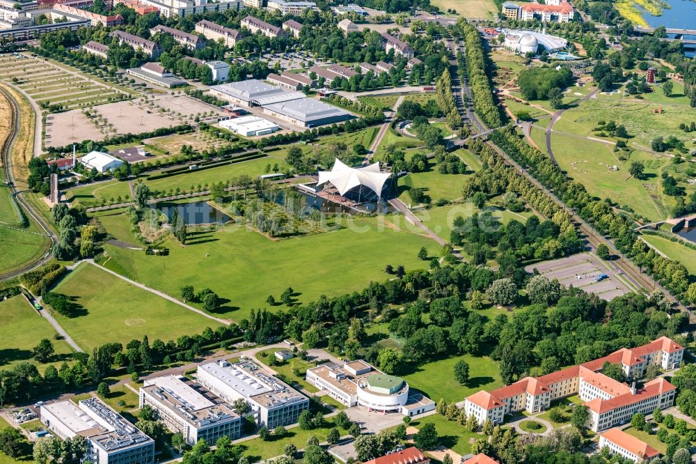 Magdeburg aus der Vogelperspektive: Parkanlage Elbauenpark mit der Seebühne in Magdeburg im Bundesland Sachsen-Anhalt, Deutschland