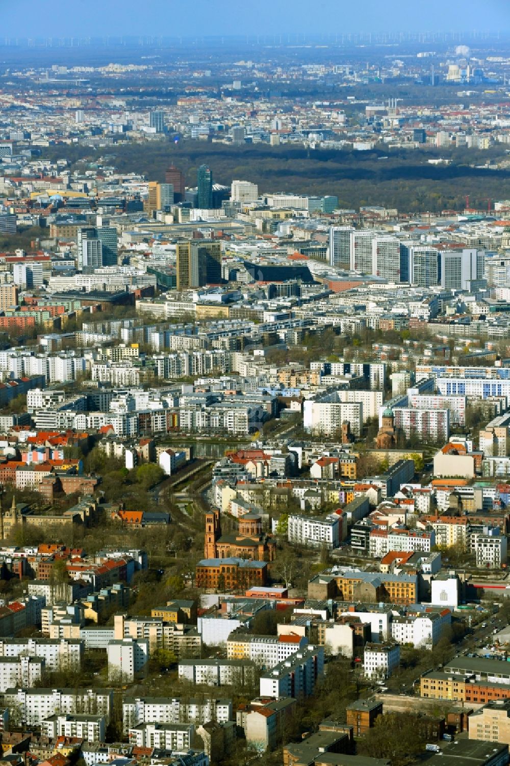 Berlin von oben - Parkanlage Engelbecken im Ortsteil Mitte in Berlin, Deutschland