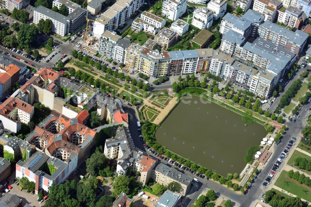 Luftbild Berlin - Parkanlage Engelbecken zwischen den Stadtteilen Kreuzberg und Mitte von Berlin