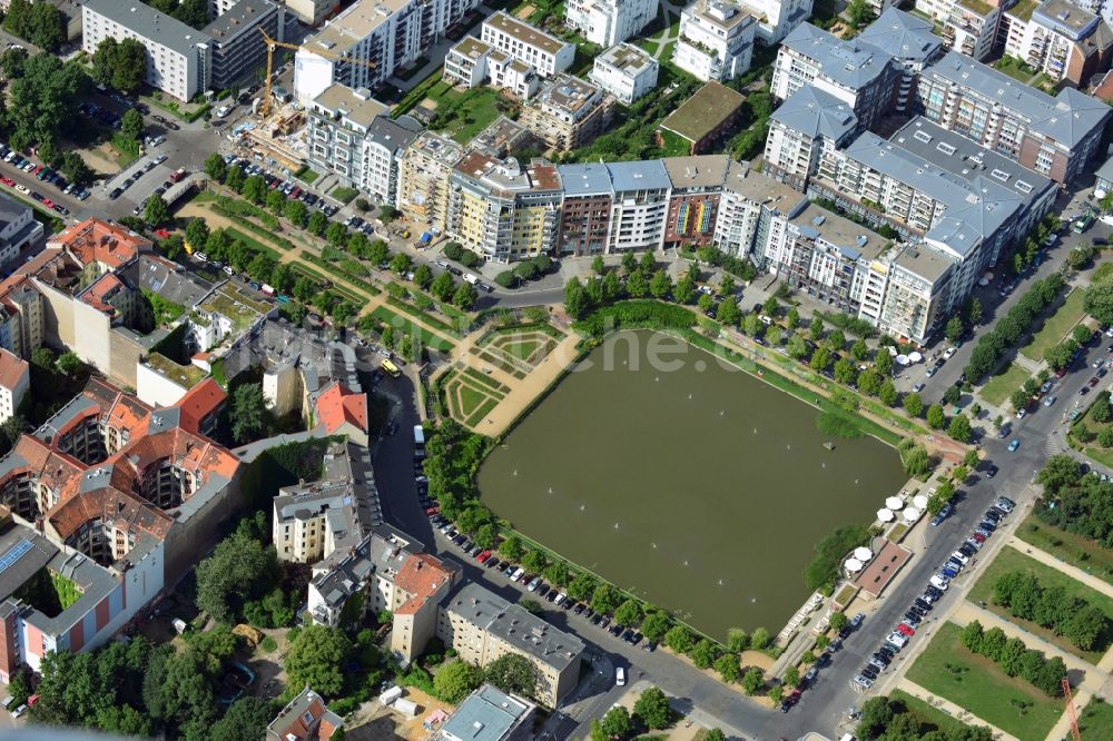 Luftaufnahme Berlin - Parkanlage Engelbecken zwischen den Stadtteilen Kreuzberg und Mitte von Berlin