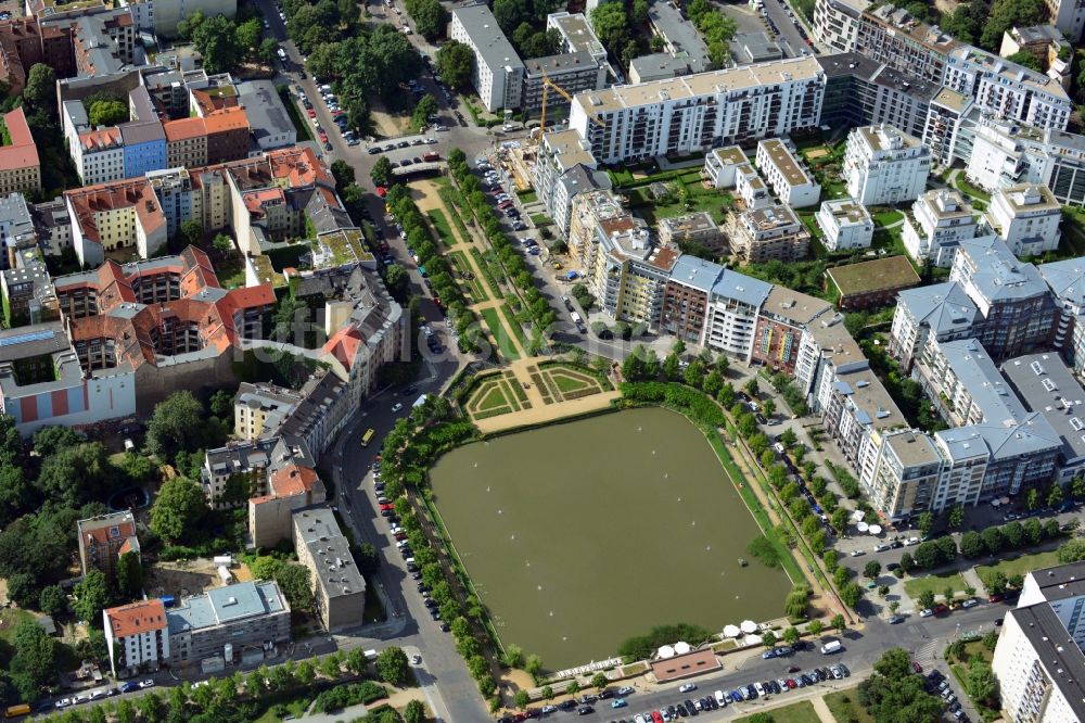 Berlin von oben - Parkanlage Engelbecken zwischen den Stadtteilen Kreuzberg und Mitte von Berlin