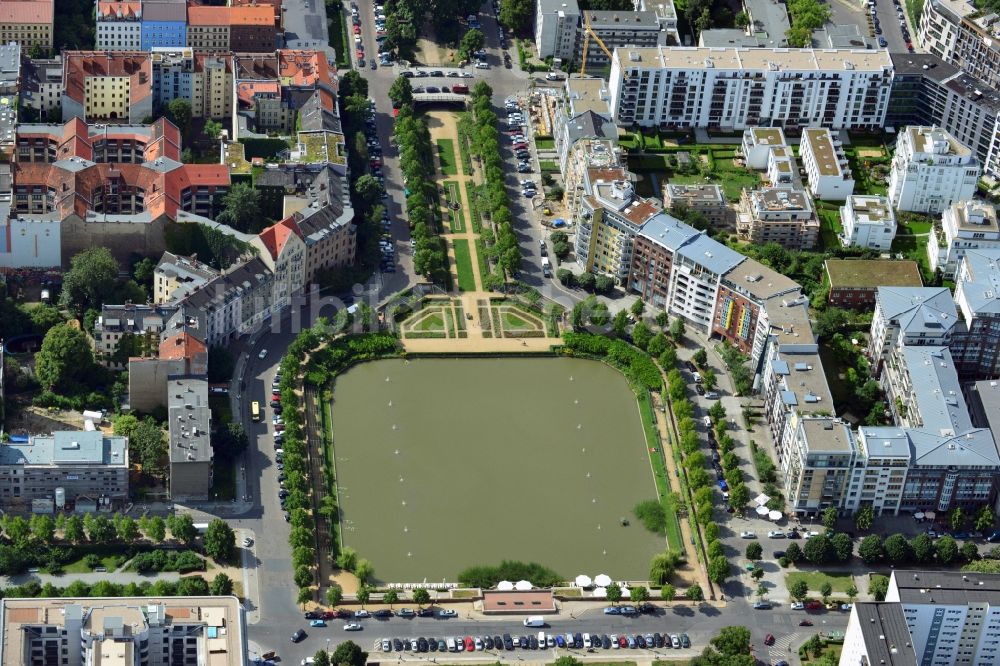 Berlin aus der Vogelperspektive: Parkanlage Engelbecken zwischen den Stadtteilen Kreuzberg und Mitte von Berlin