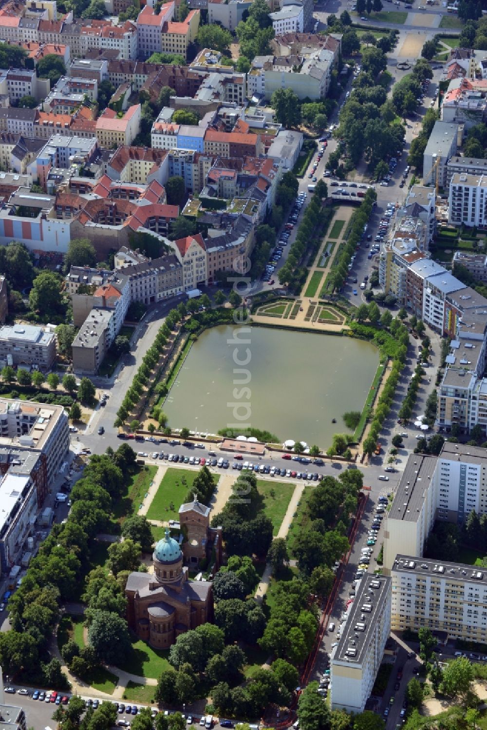 Berlin von oben - Parkanlage Engelbecken zwischen den Stadtteilen Kreuzberg und Mitte von Berlin