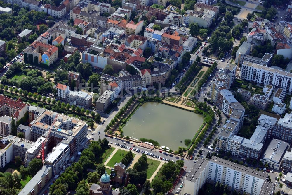 Berlin aus der Vogelperspektive: Parkanlage Engelbecken zwischen den Stadtteilen Kreuzberg und Mitte von Berlin