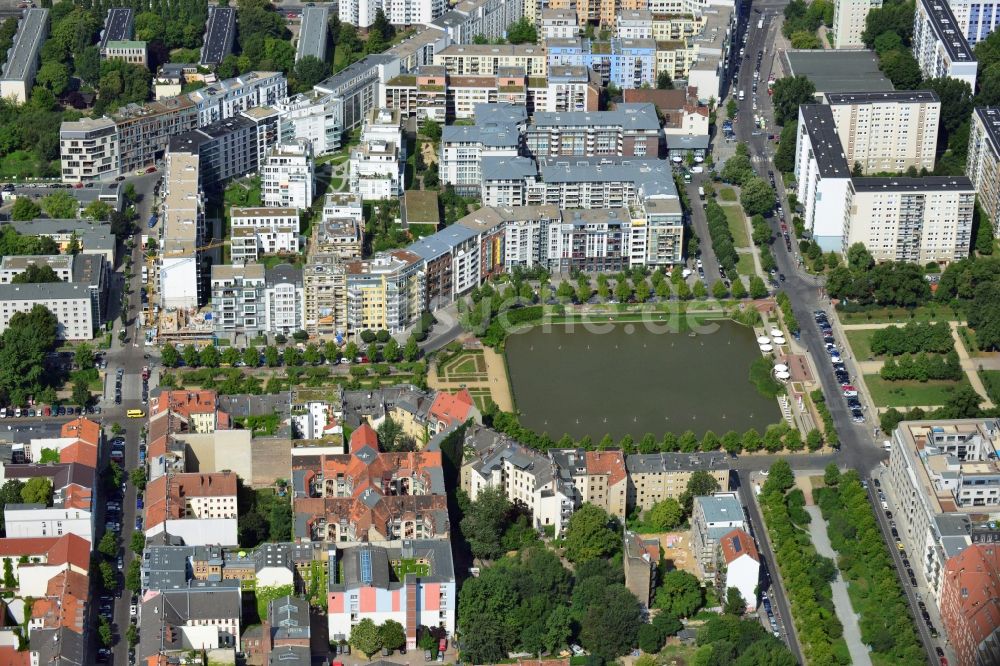 Berlin aus der Vogelperspektive: Parkanlage Engelbecken zwischen den Stadtteilen Kreuzberg und Mitte von Berlin