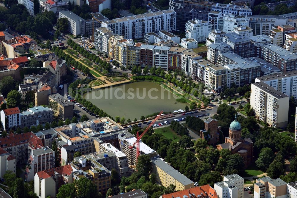 Berlin aus der Vogelperspektive: Parkanlage Engelbecken zwischen den Stadtteilen Kreuzberg und Mitte von Berlin