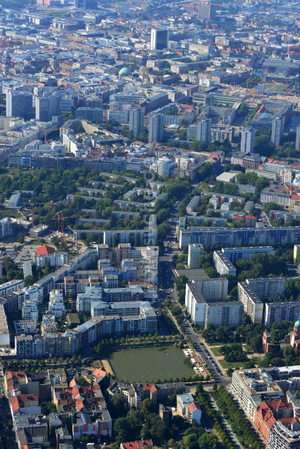 Berlin Mitte Kreuzberg von oben - Parkanlage Engelbecken zwischen den Stadtteilen Kreuzberg und Mitte von Berlin