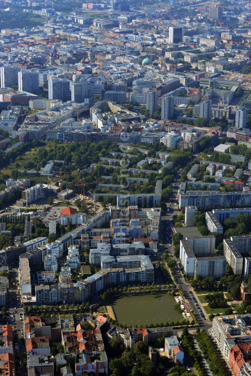 Berlin Mitte Kreuzberg aus der Vogelperspektive: Parkanlage Engelbecken zwischen den Stadtteilen Kreuzberg und Mitte von Berlin