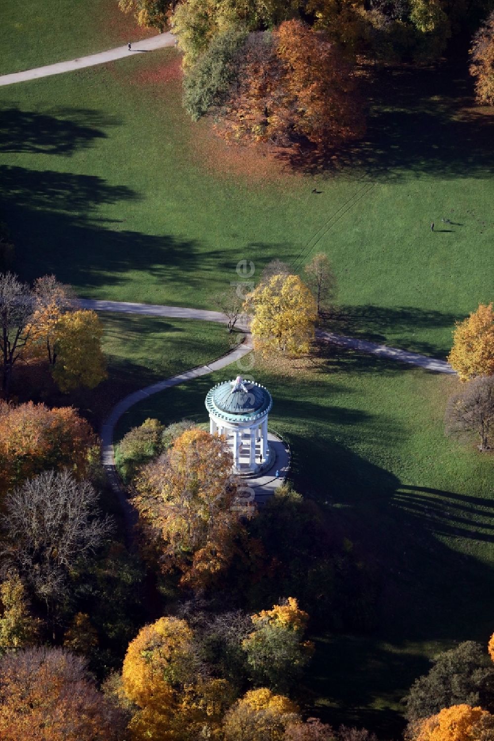 Luftaufnahme München - Parkanlage Englischer Garten im Ortsteil Schwabing-Freimann in München im Bundesland Bayern, Deutschland