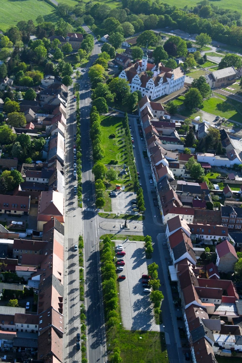 Luftaufnahme Doberlug-Kirchhain - Parkanlage entlang der Hauptstraße in Doberlug-Kirchhain im Bundesland Brandenburg, Deutschland