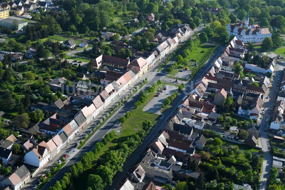 Doberlug-Kirchhain von oben - Parkanlage entlang der Hauptstraße in Doberlug-Kirchhain im Bundesland Brandenburg, Deutschland