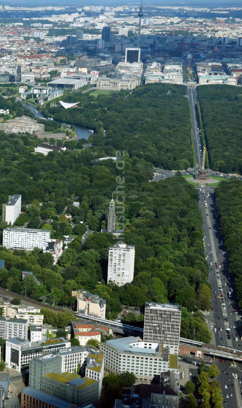 Luftaufnahme Berlin - Parkanlage entlang der Straße des 17. Juli - Großer Stern im Ortsteil Tiergarten in Berlin, Deutschland