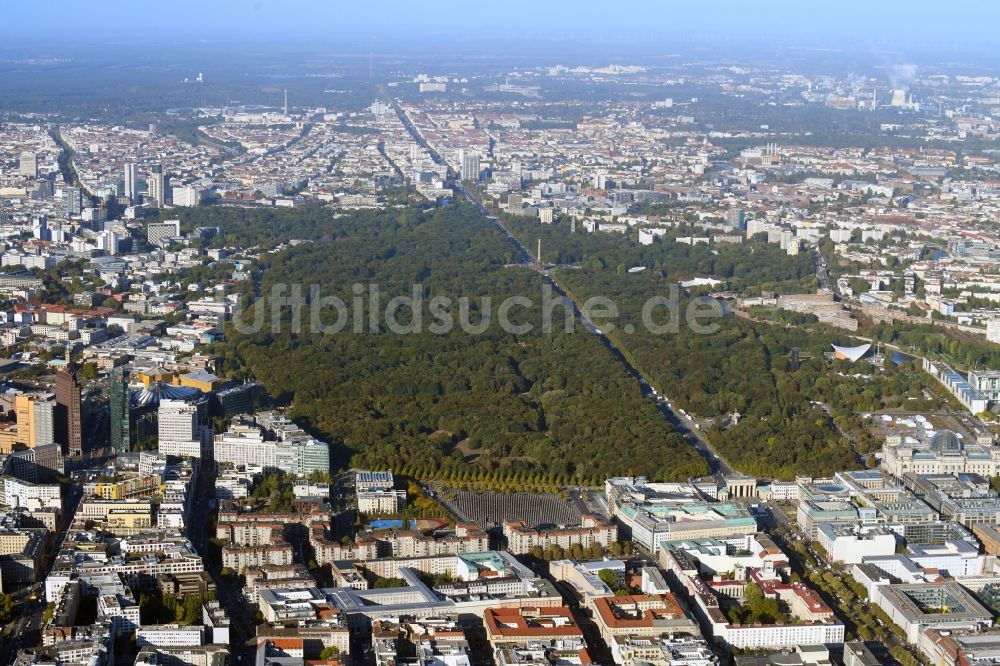 Luftaufnahme Berlin - Parkanlage entlang der Straße des 17. Juni im Ortsteil Tiergarten in Berlin, Deutschland