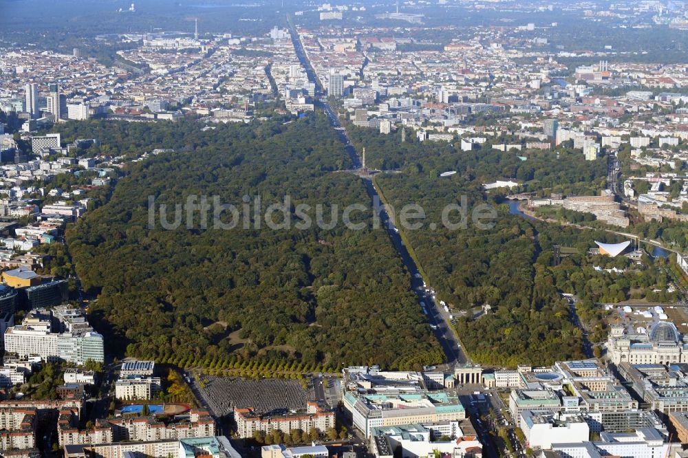 Berlin aus der Vogelperspektive: Parkanlage entlang der Straße des 17. Juni im Ortsteil Tiergarten in Berlin, Deutschland