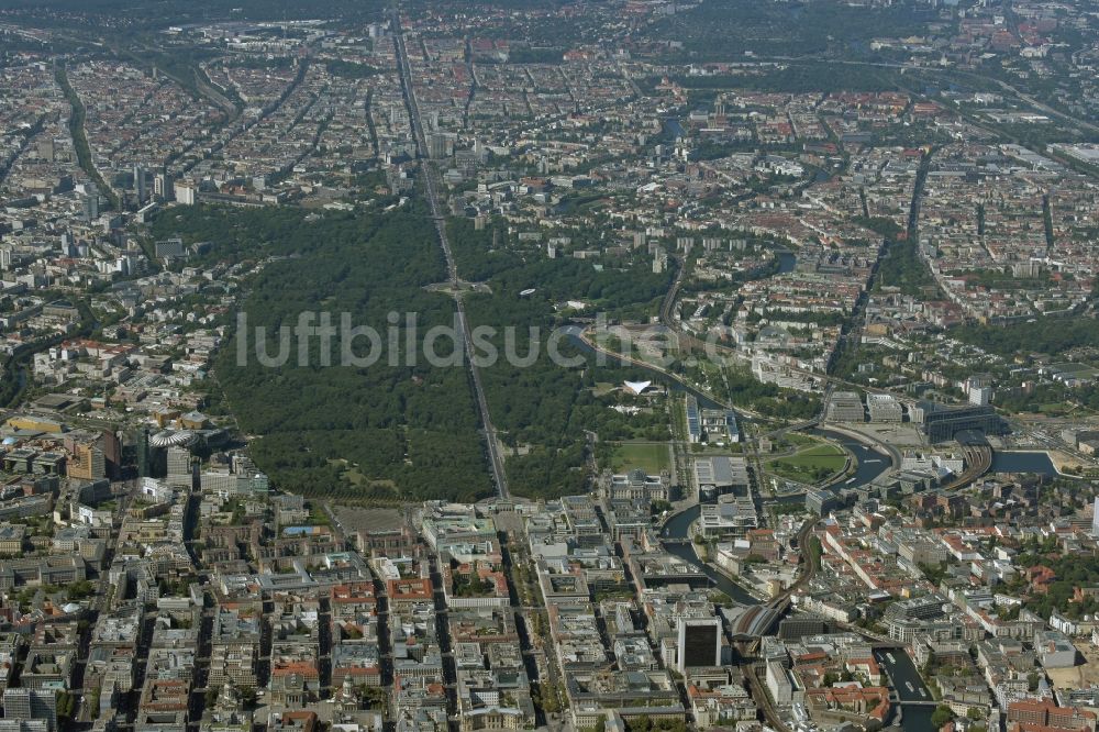 Berlin aus der Vogelperspektive: Parkanlage entlang der Straße des 17.Juni im Tiergarten in Berlin