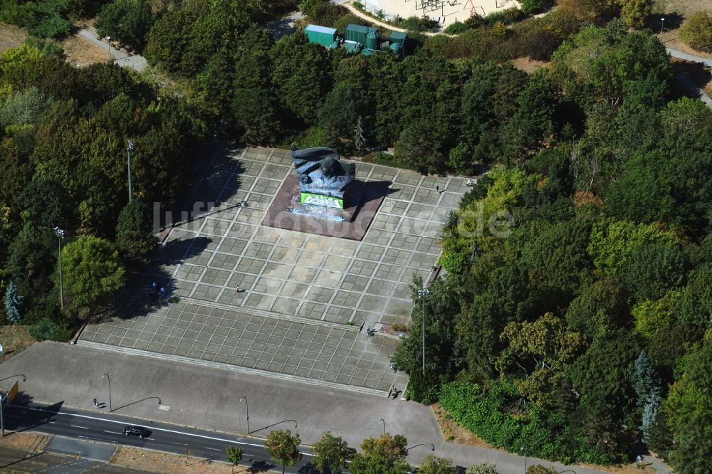 Luftbild Berlin - Parkanlage Ernst-Thälmann Park an der Lilli-Henoch-Straße im Ortsteil Prenzlauer Berg in Berlin, Deutschland