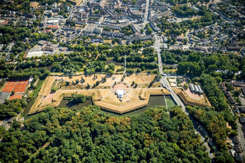 Jülich aus der Vogelperspektive: Parkanlage, Familien- und Naherholungspark im Brückenkopf-Park in Jülich im Bundesland Nordrhein-Westfalen, Deutschland