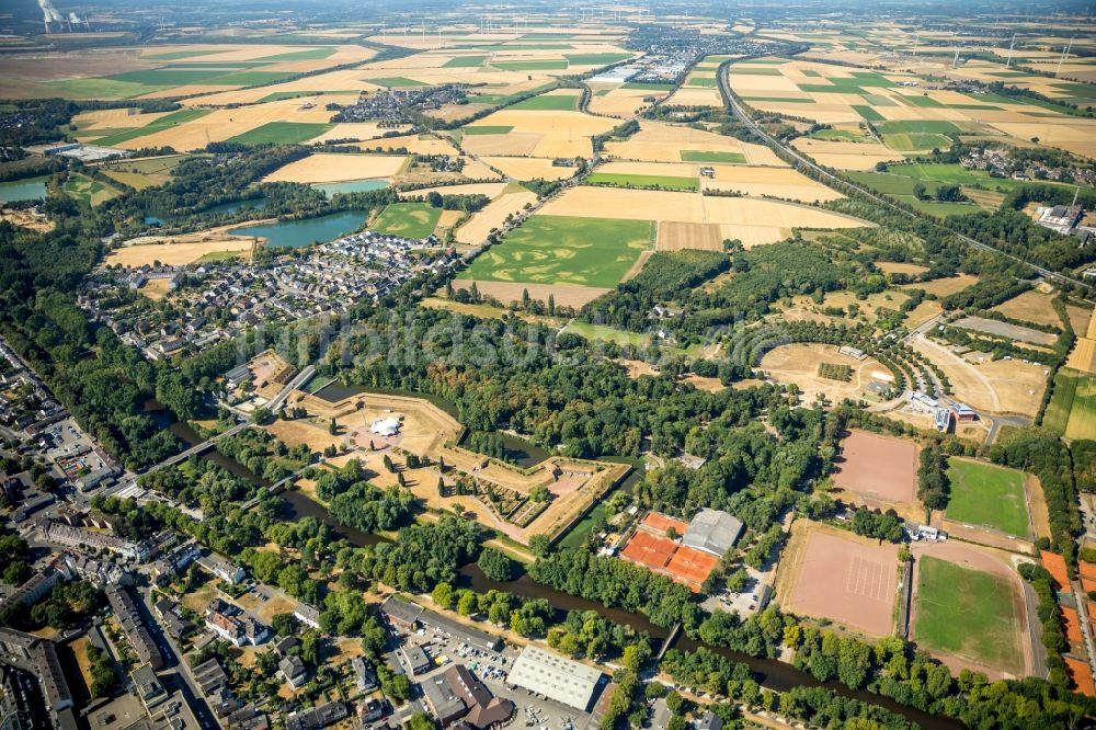 Luftbild Jülich - Parkanlage, Familien- und Naherholungspark im Brückenkopf-Park in Jülich im Bundesland Nordrhein-Westfalen, Deutschland