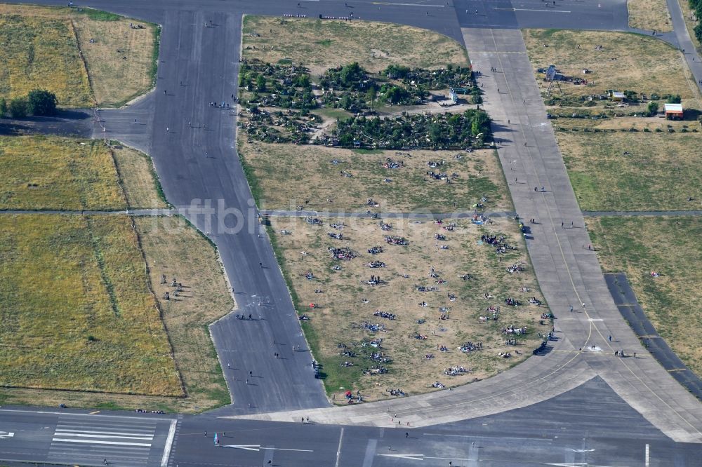 Berlin aus der Vogelperspektive: Parkanlage - Freizeitgelände am Tempelhof Field im Ortsteil Neukölln in Berlin, Deutschland