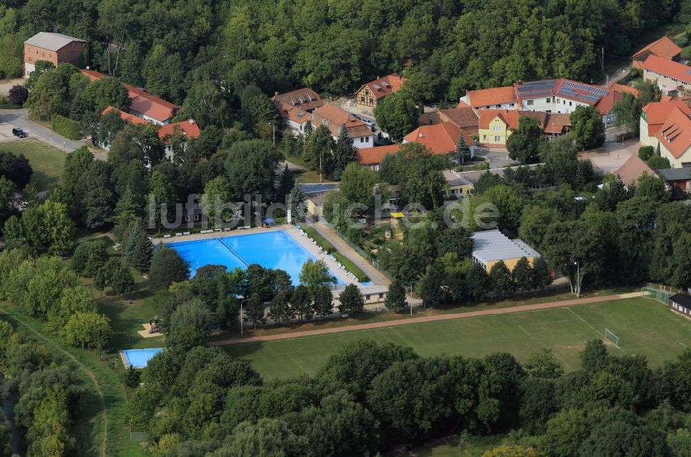 Luftbild Mühlhausen - Parkanlage mit Fußballfeld und Freibad in Thüringen