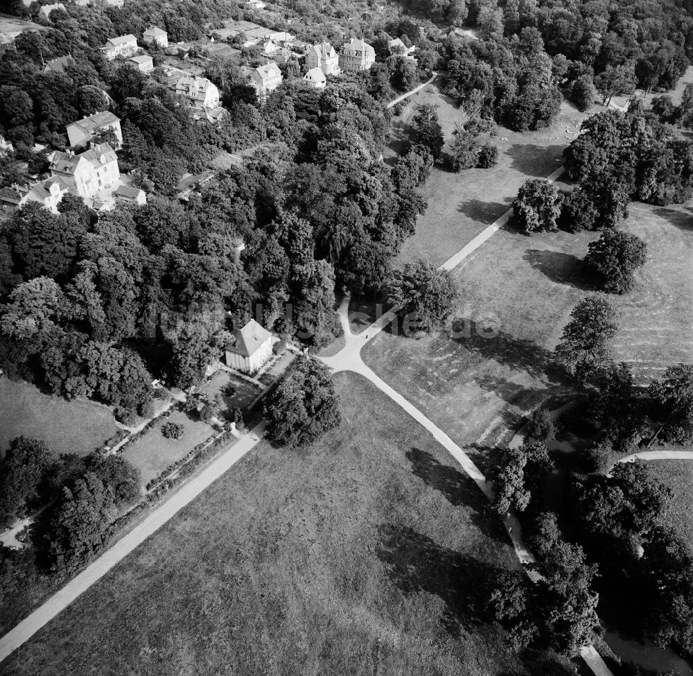 Luftaufnahme Weimar - Parkanlage an Goethes Gartenhaus im Park an der Ilm in Weimar im Bundesland Thüringen, Deutschland