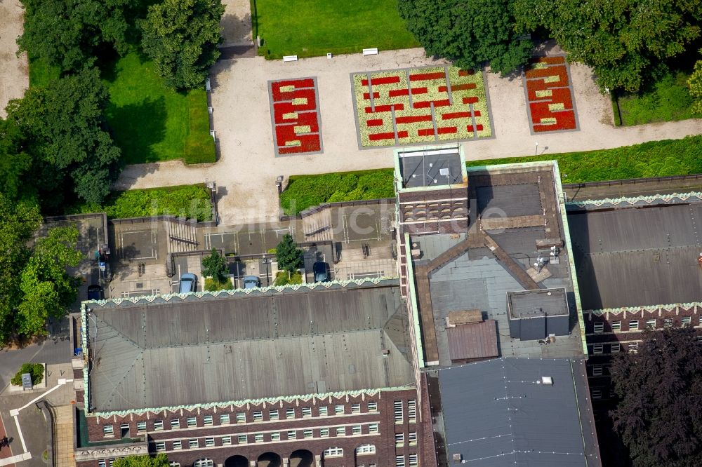 Oberhausen aus der Vogelperspektive: Parkanlage Grillopark vor dem Rathaus Oberhausen in Oberhausen im Bundesland Nordrhein-Westfalen