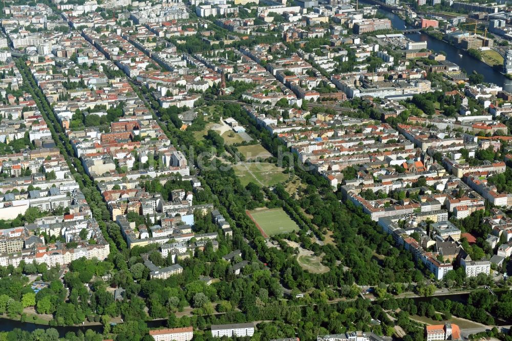 Berlin von oben - Parkanlage des Görlitzer Park im Ortsteil Friedrichshain-Kreuzberg in Berlin, Deutschland