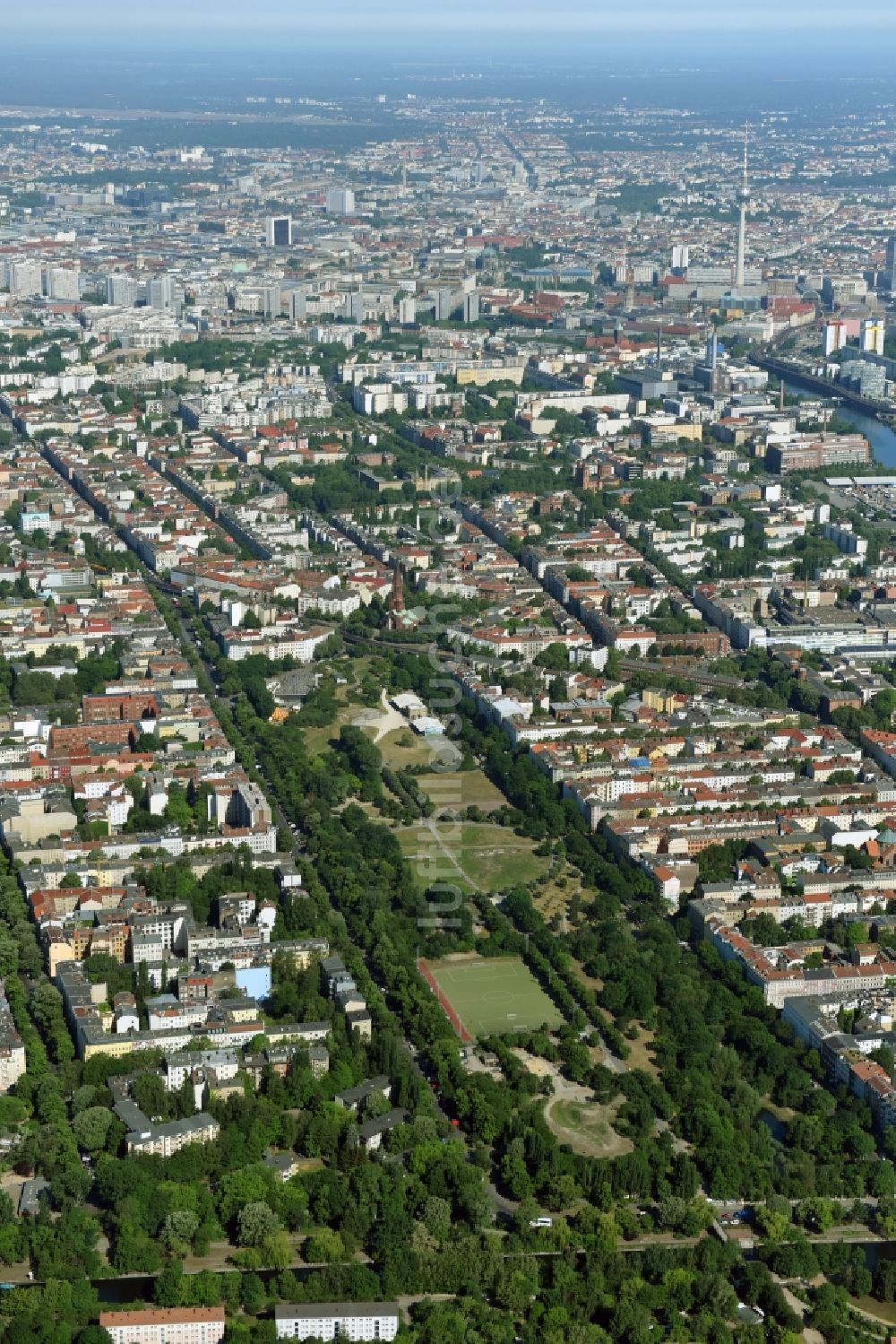 Berlin aus der Vogelperspektive: Parkanlage des Görlitzer Park im Ortsteil Friedrichshain-Kreuzberg in Berlin, Deutschland