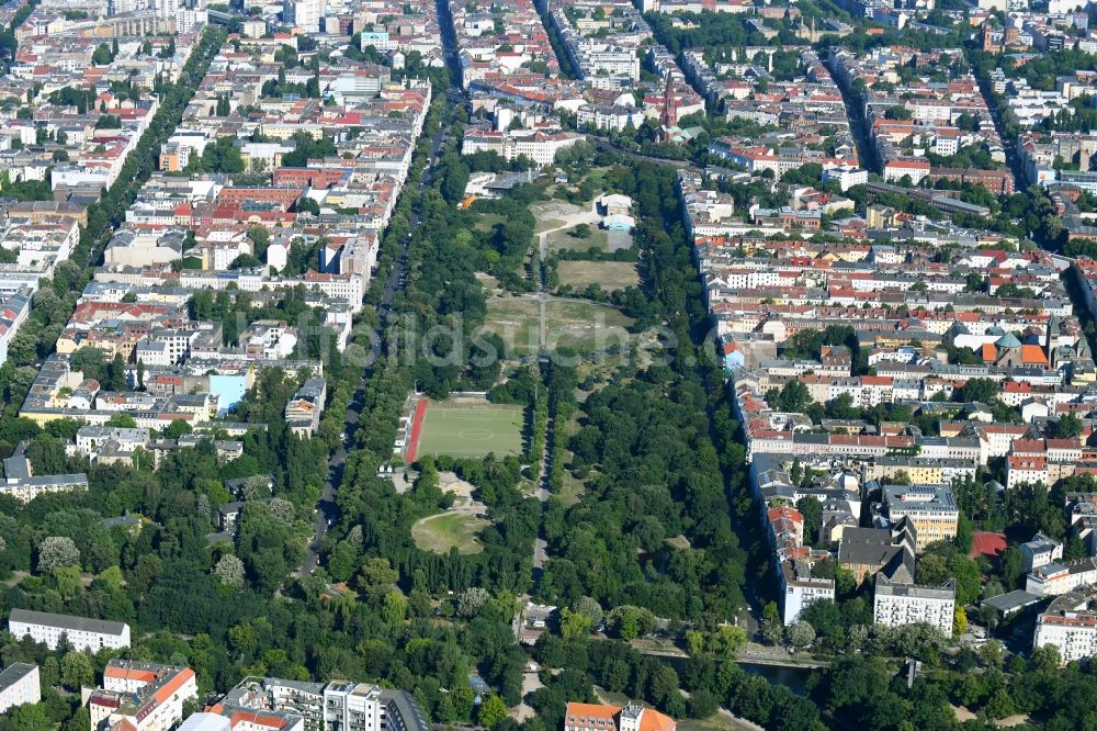 Luftaufnahme Berlin - Parkanlage Görlitzer Park im Ortsteil Kreuzberg in Berlin, Deutschland