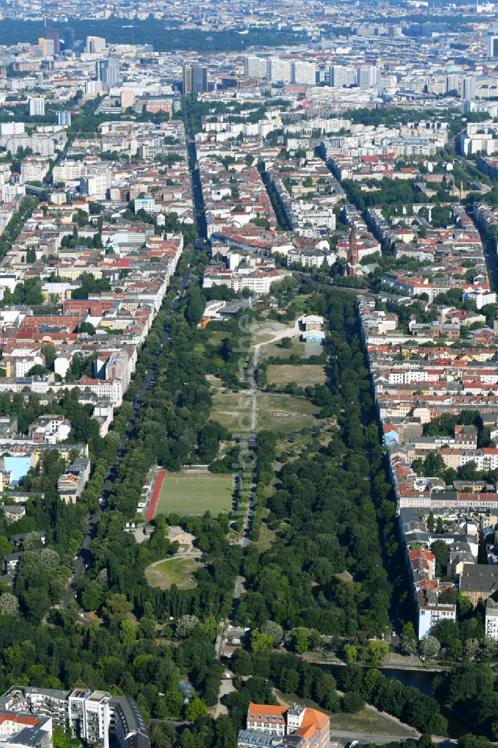 Berlin von oben - Parkanlage Görlitzer Park im Ortsteil Kreuzberg in Berlin, Deutschland