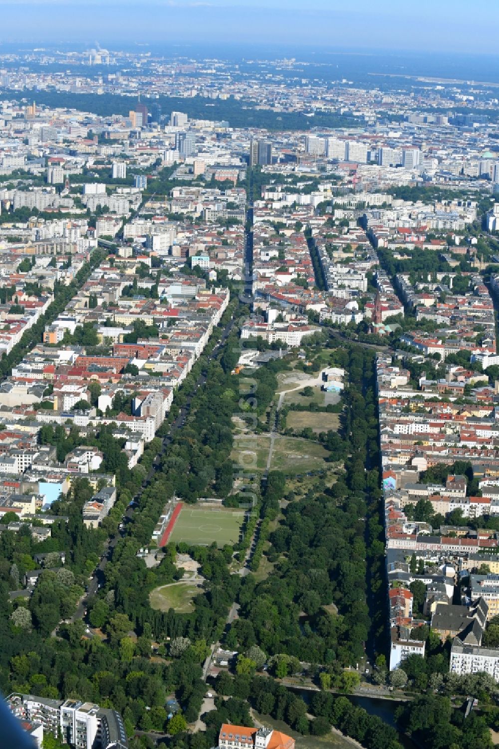 Berlin aus der Vogelperspektive: Parkanlage Görlitzer Park im Ortsteil Kreuzberg in Berlin, Deutschland