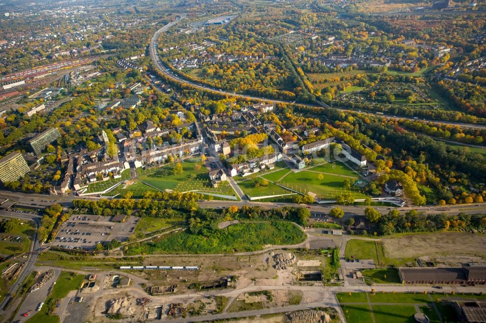 Duisburg von oben - Parkanlage am Grüngürtel Nord in Bruckhausen in Duisburg im Bundesland Nordrhein-Westfalen