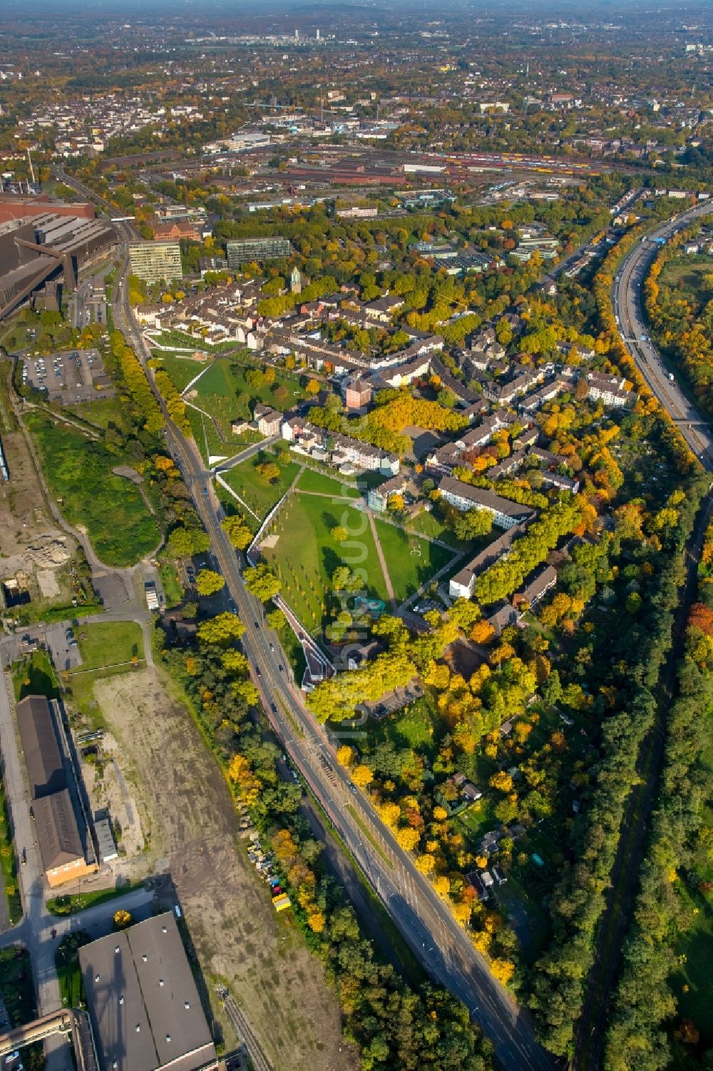 Duisburg von oben - Parkanlage am Grüngürtel Nord in Bruckhausen in Duisburg im Bundesland Nordrhein-Westfalen