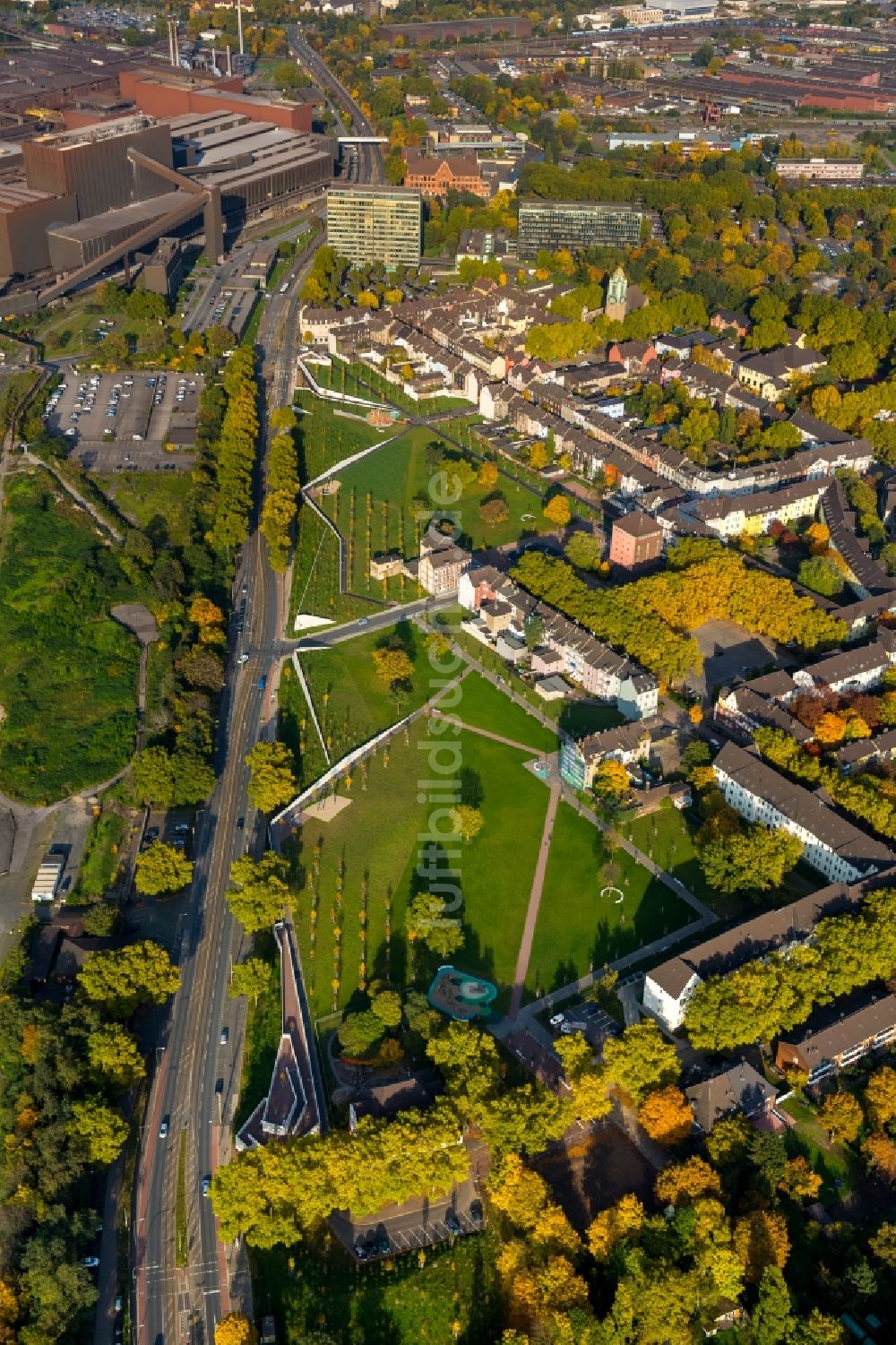 Duisburg aus der Vogelperspektive: Parkanlage am Grüngürtel Nord in Bruckhausen in Duisburg im Bundesland Nordrhein-Westfalen