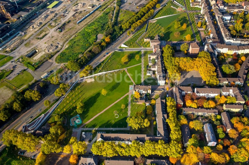 Luftbild Duisburg - Parkanlage am Grüngürtel Nord in Bruckhausen in Duisburg im Bundesland Nordrhein-Westfalen