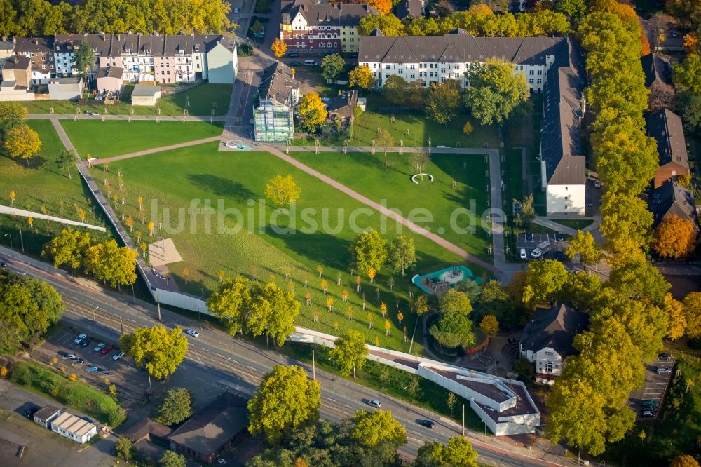 Duisburg von oben - Parkanlage am Grüngürtel Nord in Bruckhausen in Duisburg im Bundesland Nordrhein-Westfalen