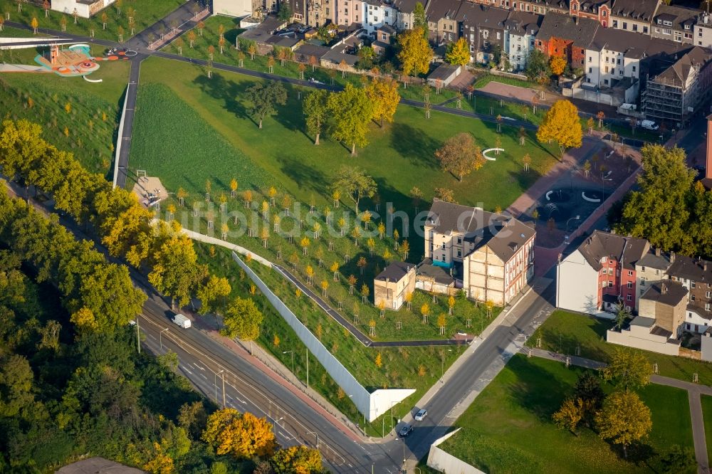 Luftbild Duisburg - Parkanlage am Grüngürtel Nord in Bruckhausen in Duisburg im Bundesland Nordrhein-Westfalen