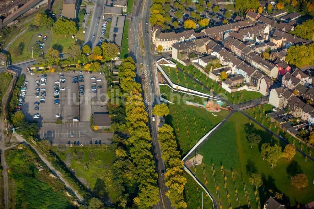 Duisburg von oben - Parkanlage am Grüngürtel Nord in Bruckhausen in Duisburg im Bundesland Nordrhein-Westfalen